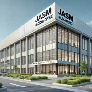 JASM熊本工場オフィス事務所の外観。ガラスとスチールを使用した近代的な建物が青空の下に立地しています。周囲には緑地が整備されています。