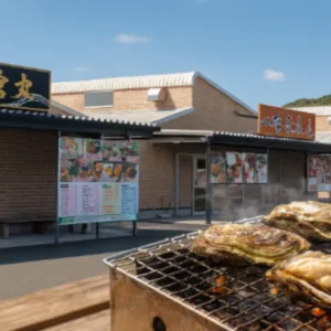 糸島の漁港エリアに並ぶ複数の牡蠣小屋の外観を横長で撮影した画像